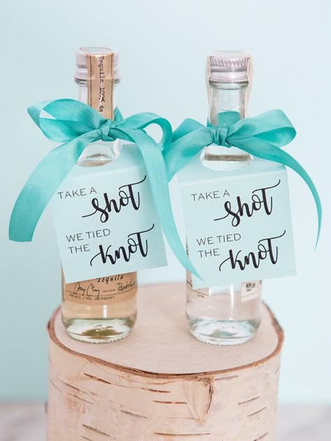 Wedding Favor Design, Beach Wedding Gifts For Guests, Take A Shot We Tied The Knot, Mini Alcohol Gifts, Wedding Souvenirs For Guests, Diy Wedding Crafts, Wedding Alcohol, Creative Wedding Favors, Favors Ideas