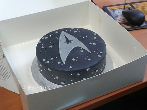 star trek cake for hubby's birthday :-) Star Trek Cake, Star Trek Birthday, Star Trek Party, Star Trek Theme, Star Trek Wedding, Star Trek Logo, Geek Party, Cake Logo, Grooms Cake