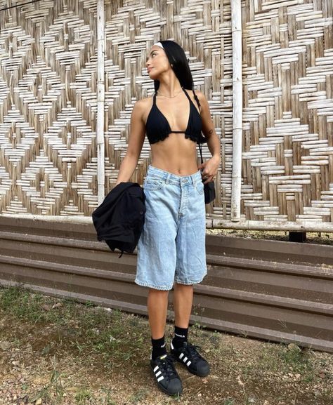 Festival Jorts Outfit, Gorpcore Festival Outfit, Festival Outfit Jorts, Jorts Festival Outfit, Listen Out Festival Outfits, Hippie Street Style, Fall Street Fashion, Beach Festival Outfit, Summer Music Festival Outfits