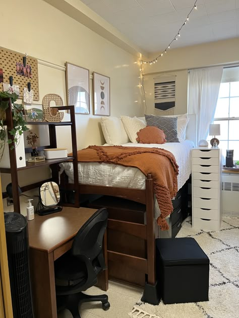 Havighurst 272, 2022 Luxury Dorm Room, Pretty Dorm Room, Dorm Room Layouts, College Dorm Room Inspiration, Dream Dorm Room, Cozy Dorm Room, Dorm Room Styles, Dorm Style, Dream Dorm