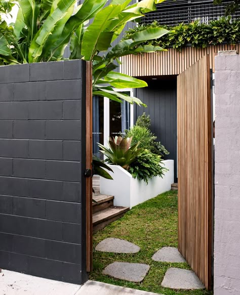 Tor Design, Small Tropical Gardens, Tropical Garden Design, Garden Landscape Design, Fence Design, Garden Cottage, Gate Design, Tropical Garden, Outdoor Rooms