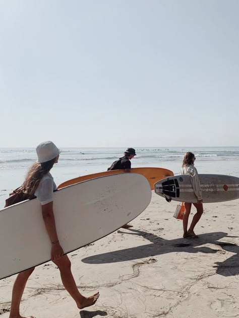 Three people walk along the sand at the beach with surfboards in their hands. Summer California Aesthetic, Surf California, San Diego Astethic, California Lifestyle Aesthetic, California Life Aesthetic, Aesthetic California, California Life, San Diego Vibes, Life In California Aesthetic