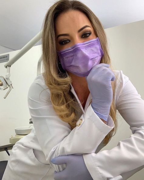 @medical_babes on Instagram: “Beautiful dentista @miriam0liveira!! . . . #medicalbabe #womeninmedicine #babeoftheday #doctor #doctorslife #scrublife #scrubs #medlife…” Female Dentist, Operating Room Nurse, Blue Gloves, Female Mask, Scrub Life, Medical Glove, Latex Gloves, Medical Uniforms, Female Doctor