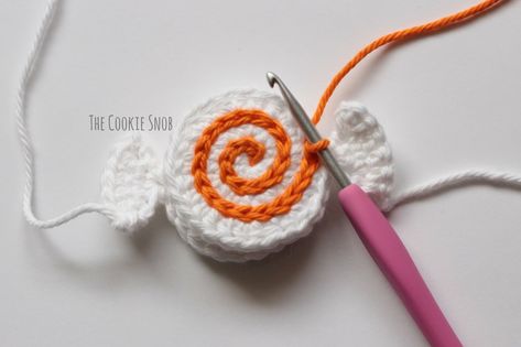 Valentine Candies Free Crochet Pattern Crochet Candy Pattern Free, Cake Design 2023, Crochet Lollipop, Crochet Dessert, Christmas Cake Decorating, Cake Design Tutorial, Crochet Candy, Crochet Cake, Crochet Xmas