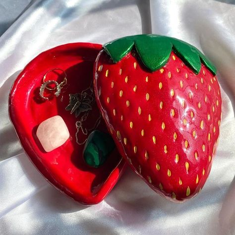 Strawberry Boutique, Strawberry Jewelry, Clay Fruit, Strawberry Box, Clay Box, Strawberry Art, Homemade Clay, Sculpture Art Clay, Cute Polymer Clay