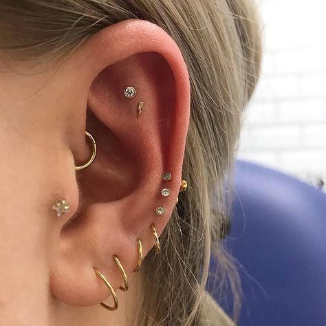 Beautiful curation ✨ Fresh double flat to balance out the existing piercings, with a Baby Bolt and Bezelset genuine diamond in yellow gold… Piercing Ideas Face, Ear Piercing Combinations, Constellation Piercings, Unique Ear Piercings, Flat Piercing, Ear Piercings Chart, Ear Lobe Piercings, Ear Art, Nagellack Trends