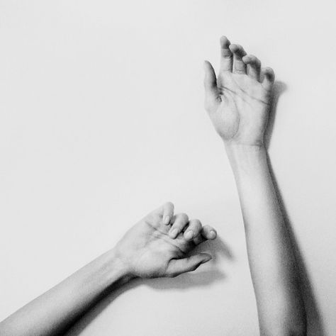 Hands Portrait, Black And White People, Hand Photography, Body Photography, Foto Art, Jolie Photo, Photography Inspo, White Photography, Black And White Photography