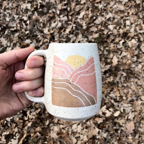 Mountain Painted Pottery, Mug Painting Ideas Mountains, Ceramic Mug Painting Ideas, Pottery Painting Designs, Pottery Glazes, Ceramics Pottery Art, Clay Art Projects, Cute Cups, Painted Pots