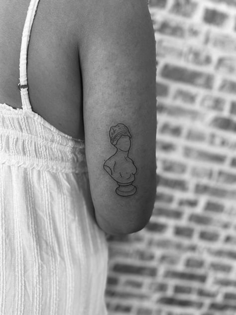 Women Sculpture Tattoo, Aphrodite Tattoo Line Art, Minimalist Aphrodite Tattoo, Greek Classics Tattoos, Tattoo Greek Goddess, Greek Sculpture Tattoo Minimalist, Greek Goddess Tattoo Simple, Female Bust Tattoo, Greek Bust Tattoo Minimalist