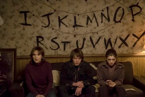 Stranger Things (Netflix) Season 1, 2016, featuring: Winona Ryder, Charlie Heaton, Natalia Dyer, August 3, 2016. Stranger Things Videos, Netflix Stranger Things, Stranger Things Costume, Stranger Things Halloween, Stranger Things Dustin, Watch Stranger Things, Stranger Things Mike, Stranger Things Season 3, Stranger Things 2