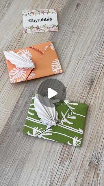 Rubbia on Instagram: "How to make a gift card wallet  #fyp #gift #giftcards #giftwrapping #gifts #giftideas #wrapping #wrappinggifts #wallet #origami #origamiart #byrubbia #instareels #instaart #artandcraft #diy #explore #howto #tutorial" Origami Card Holder, How To Wrap Gift Cards, How To Wrap A Gift Card, Origami Gift Card Holder, Gift Card Wrapping Ideas, Pakovanje Poklona, Wallet Origami, Pretty Gift Wrapping Ideas, Origami Gifts