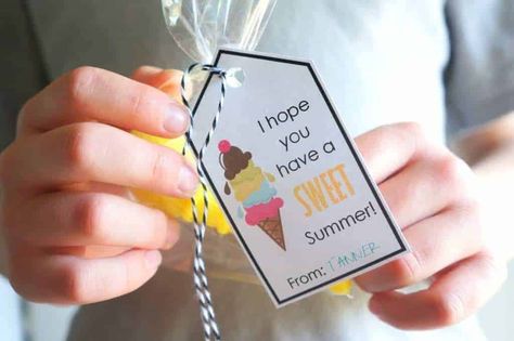 Free Ice Cream Gift Tags (Perfect End Of Year Gifts For Students & Friends) - So Festive! Class Party Favors, Student Gift Tags, Easy Teacher Gifts, Ice Cream Gift, Gifts For Students, Ice Cream Theme, Free Printable Tags, Preschool Gifts, Free Printable Gift Tags