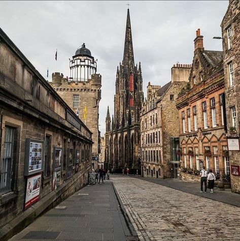 Royal Mile Edinburgh, City Logo, Edinburgh Scotland, British Isles, Travel Goals, Summer Travel, Wide Angle, Golden Hour, Edinburgh