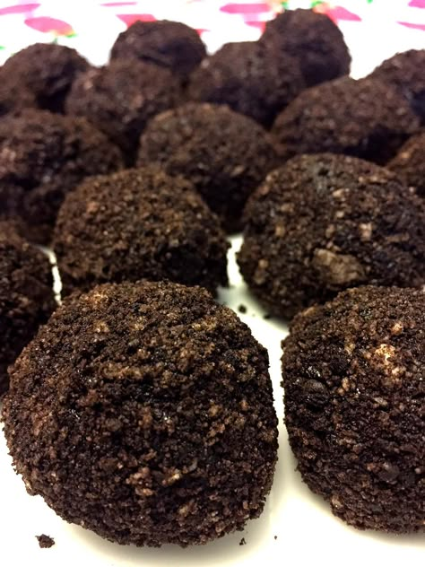 Truffles Easy No Bake, Easy Oreo Truffles, Oreo Cookie Balls Recipe, Cookie Balls Recipe, Oreo Balls Recipe, Crushed Oreo, Oreo Truffles Recipe, Oreo Cookie Balls, Homemade Chocolate Truffles