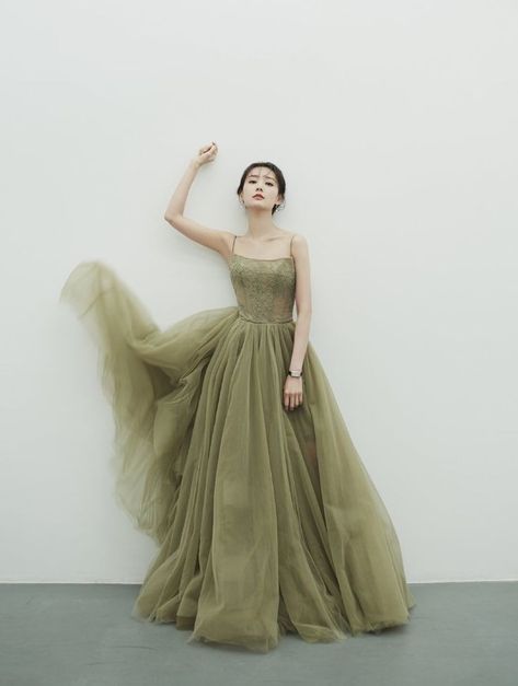 Green Bridal Dress, Sage Green Gown, Green Formal Gown, Olive Green Prom Dress, Sage Green Prom Dress, Prom Dress Green, Li Yitong, Sateen Dress, Prom Dress Inspiration