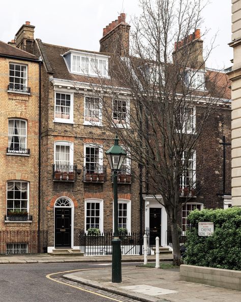 Cosy London Flat, London Townhouse Aesthetic, London Home Aesthetic, London Home Exterior, Edinburgh Townhouse, Townhouse London, Sam Ryder, English Townhouse, Terrace Apartment