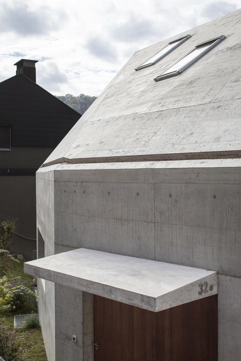 Gallery of Houses Alte Hofstetterstrasse / Beck + Oser Architekten - 12 Precast Concrete Facade, Architectural Canopy, Concrete Canopy, School Material, Wooden Trim, Concrete Coatings, Ceiling Texture, Concrete Houses, Concrete Roof