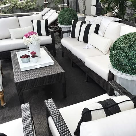 When people picture outdoor furniture, black doesn’t usually come to mind. It seems like the black coloring would make the furniture too hot in the sun. But when placed in a shaded area, black outdoor furniture can be as stylish as it is functional. The photo above shows how perfect black furniture looks in a sleek, modern outdoor area.  If you’re thinking of working with black outdoor furniture, the photo above shows the sleek option of white and black color schemes. Furniture Advertising, White Patio Furniture, Black Patio Furniture, Black Outdoor Furniture, Trendy Furniture, Patio Decorating Ideas On A Budget, Modern Outdoor Furniture, Black Furniture, Deck Furniture