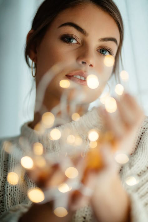 Fairy Light Photography, Portret Feminin, Pose Portrait, Winter Portraits, Shotting Photo, Photographie Portrait Inspiration, Winter Photoshoot, Self Portrait Photography, Creative Portrait Photography