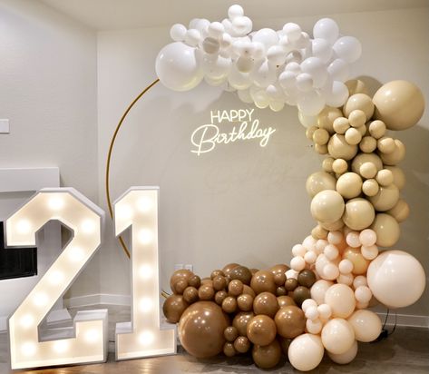 Brown And Beige Balloons, 21st Decorations Ideas, Birthday Decor Inspiration, Decorating 18th Birthday Party, Birthday Decorations 21st Decor, 21st Birthday Ideas Neutral, 21st Decor Ideas, Beige 21st Birthday, Neutral 21st Birthday Decorations