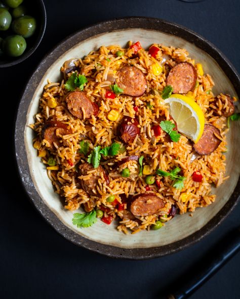 Spanish rice with chorizo in grey bowl Chorizo Rice, One Pot Rice Meals, Sausage And Potato Bake, Spanish Rice Easy, Soy Chorizo, Sausage Rice, Chorizo And Potato, How To Cook Chorizo, Chorizo Recipes