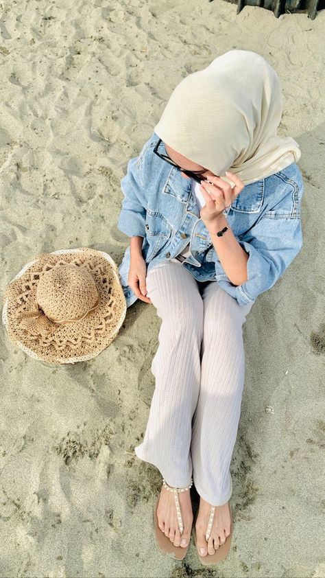 ootd pantai hijab estetik Pose Foto Di Pantai Hijab, Ootd Pantai Hijab Simple, Ootd Mantai, Outfit Hijab Pantai, Beach Wear For Women Outfits, Hijabi Beach Outfit, Group Photo Poses, Ootd Korean Style, Beach Photo Inspiration