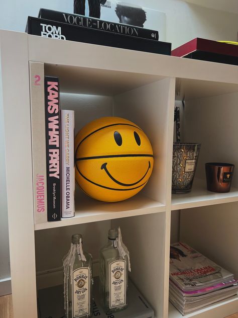 Basketball Aesthetic Room Decor, Basketball Aesthetic Room, Basketball Decor Bedroom, Skateboard Room Decor, Smiley Basketball, Basketball Decor, Basketball Bedroom, Basketball Room, Basketball Decorations