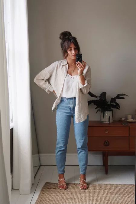 Slim Mom Jeans, Mom Jeans Outfit, Mum Fashion, Paris Mode, Mama Style, Casual Work Outfits, Woman Standing, Wardrobe Style, Mom Outfits