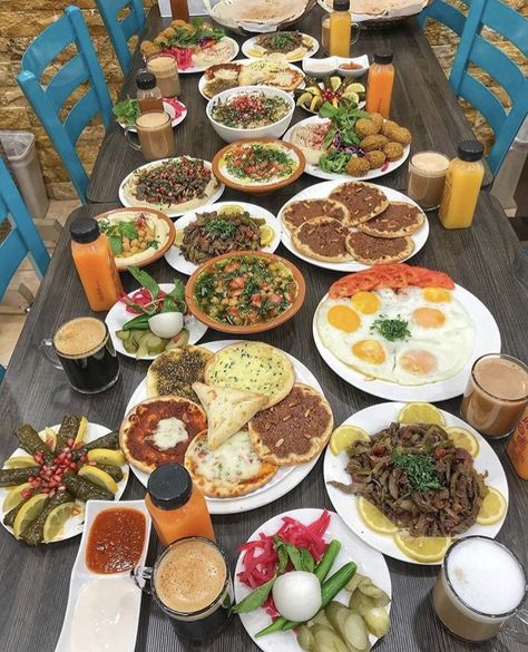 Syrian breakfast 😍 Syrian Breakfast, Lebanese Breakfast, Breakfast Presentation, Turkish Desserts, Fair Food Recipes, Arabic Food, Syria, Healthy Cooking, Cobb Salad