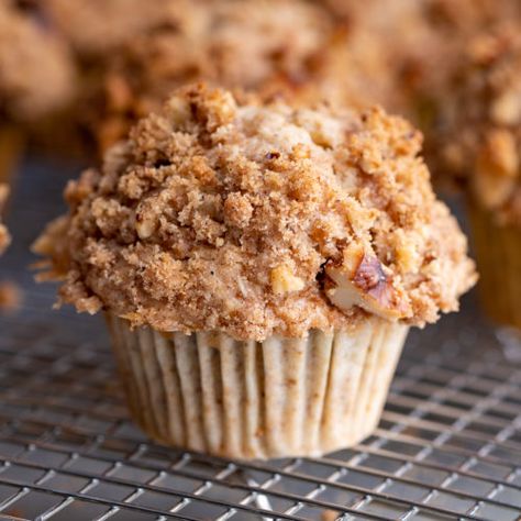 Banana Walnut Streusel Muffins - The Genetic Chef Coffee Cake With Buttermilk, Cake With Buttermilk, Jiffy Recipes, Coffee Cake Recipes Easy, Crumb Muffins, Cinnamon Coffee Cake, Apple Cinnamon Muffins, Muffin Streusel, Cinnamon Muffins