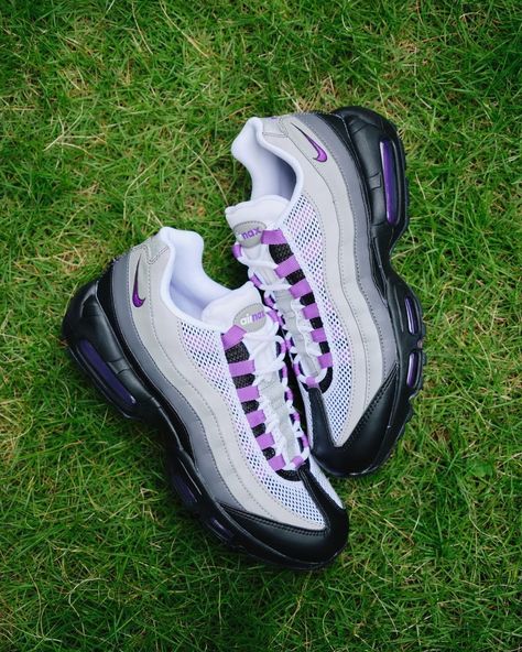 Nike Air Max 95 'Disco Purple'... After seeing a release this week in Asia it can't be long now till these touch the UK & Europe. Who's need these? Keep it locked with TDD for official release dates 🔒 Imagery courtesy of @atmos_japan #thedropdate #nike #nikeairmax95 Nike Air Max 95 Outfit Woman, Nike Air Max 95 Outfit, Airmax 95s, Airmax 95, Nike Shox Shoes, Nike Airmax 95, Airmax Nike, Purple Fits, Pretty Shoes Sneakers