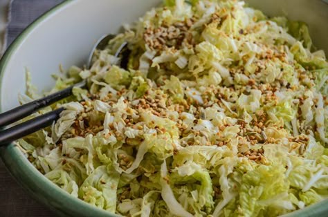 Knackiger Salat, herzhaftes Dressing & crunchiges Topping machen den schnellen YumYum Chinakohl Salat zu einem Familien Favorit. Ideal auch zum Grillbuffet. Chinese Cabbage Salad, Vegan Wraps, Crunchy Salad, Chinese Cabbage, Cabbage Salad, Foodie Recipes, Fish Recipes, Meal Time, Salad Recipes