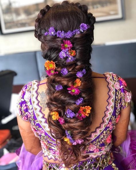 Bread Hairstyles, Flowers Indian, To Braids, Mehndi Hairstyles, Bridal Hair Decorations, Bridal Hairdo, Traditional Hairstyle, Guest Hair, Best Bridal Makeup