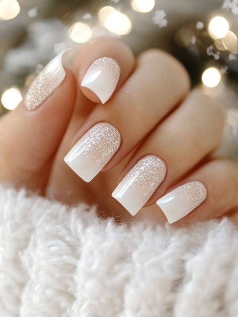 New Years Nail Ideas Dip Powder, Holiday Nails White And Gold, Glitter Nails Ombre Sparkle, Short Acrylic Nails December, Nails Design Ideas Christmas, White Christmas Manicure, Nails Art For Christmas, Gel Nails Christmas Ideas, Gold And White Nails Christmas