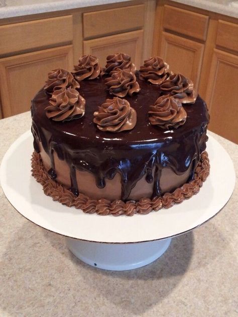 Chocolate Chocolate Cake, Chocolate Buttercream Icing, Icing Chocolate, Chocolate Ganache Recipe, Grooms Cakes, Chocolate Cake Designs, Ganache Recipe, Buttercream Icing, Chocolate Chocolate