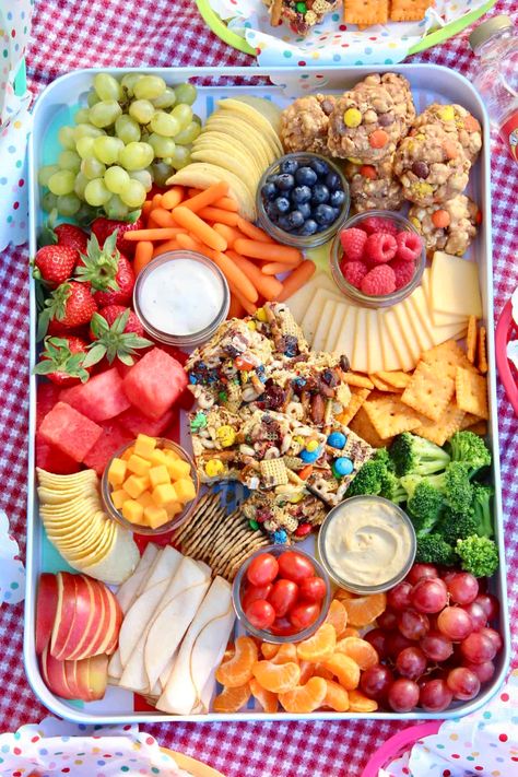 Snack Mix Bar, Snack Boards, Healthy Picnic, Pumpkin Snack, Beautiful Boards, Picnic Snacks, Entertaining Food, Indoor Picnic, Food Boards