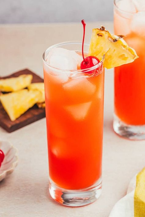 Planter's Punch Planters Punch Recipe, Caribbean Punch, Planter's Punch, Planters Punch, Juice Pineapple, Drink Topper, Punch Cocktails, Fresh Orange Juice, Rum Drinks