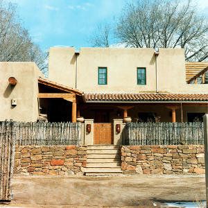 Follow the road to Tesuque, New Mexico, and discover art in surprising places Tesuque New Mexico, Carlsbad New Mexico, Southwest Architecture, Santa Fe Style Homes, Southwest Christmas, Mexico Homes, Adobe Houses, Southwest Living, New Mexico Style