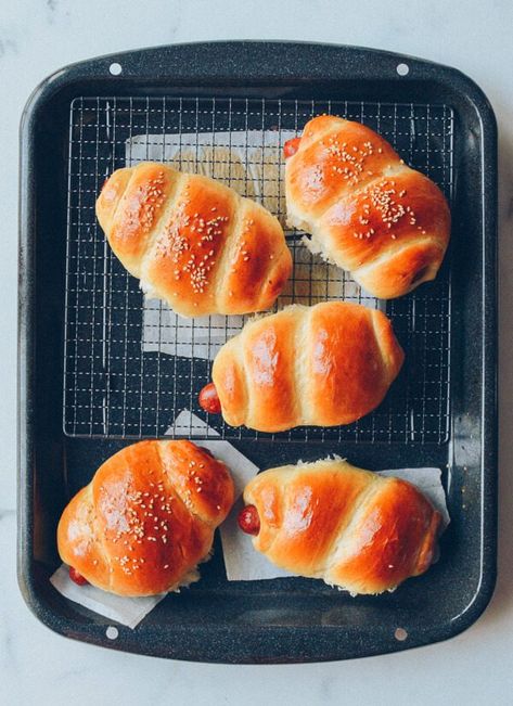 Chinese Hot Dog Buns - An Asian Bakery favorite Chinese Hot Dog Bun Recipe, Asian Bread, Chinese Sweets, Hot Dog Buns Recipe, Thai Boat, Coconut Buns, Milk Bread Recipe, Bread Sweet, Wok Of Life