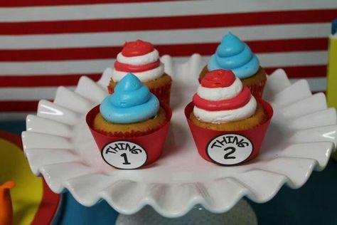 Cupcakes at a Cat in the Hat Party #catinthehat #cupcakes Hat Party Ideas, Dr Seuss Cupcakes, Seuss Cupcakes, Dr Suess Birthday, Holiday Deserts, Cat In The Hat Birthday, Dr Seuss Party Ideas, Hat Birthday Party, Hat Cupcakes