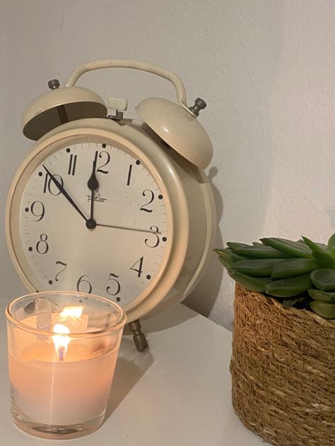 cozy aesthetic, photography, details, aesthetic clock, candle, home plant, decor, interior, vintage, visual, aesthetic art, minimalism Vintage Clocks Aesthetic, Time Aesthetic Clock, Alarm Aesthetic, Aesthetic Alarm Clock, Alarm Clock Aesthetic, Home Plant Decor, January Mood, Clock Aesthetic, Cute Alarm Clock