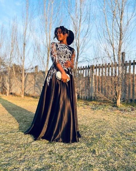 Black Tie Attire For Women Modest, Black Dress Classy Elegant Long Modest, Black Evening Dress Modest, Gala Dresses Black, Modest Black Evening Gown, Outfit Ideas For Wedding Guest, Black Gown Elegant Classy, Gala Dinner Outfit, Flare Dress Outfit Classy