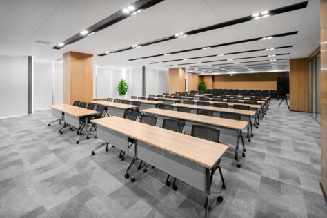 Large Meeting Room Design, University Classroom Interior, Office Training Room, Large Conference Room, Meeting Room Ideas, University Classroom, Hotel Meeting Room, Lab Training, Meeting Room Design