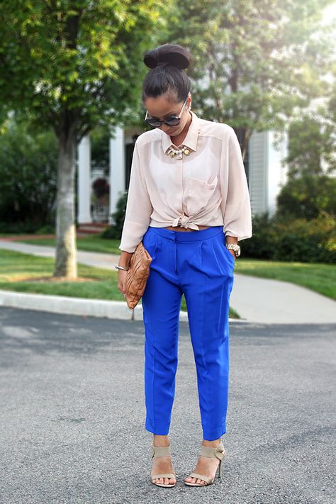 cobalt blue trousers Summer Trousers Outfits, Blue Trousers Outfit, Cobalt Blue Pants, Blue Pants Outfit, Chic Jean Outfits, Royal Blue Outfits, Royal Blue Pants, Boston Style, Cream Outfit