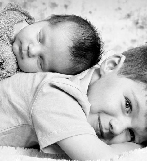 Newborn Pose With Siblings, Sibling Shots With Newborn, Newborn Big Brother Photography, Easy Newborn Poses With Siblings, Newborn Photoshoot With Brother, Newborn With Big Brother, Newborn And Older Brother Pictures, Newborn Photoshoot With Big Brother, Newborn And Brother Photography