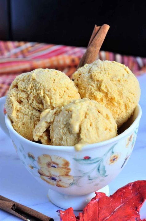 Three sccops of pumpkin spice icecream in a bowl. Pumpkin Ice Cream Recipe, Paleo Thanksgiving Recipes, Pumpkin Spice Ice Cream, Paleo Thanksgiving, Vegan Pumpkin Spice, Cinnamon Ice Cream, Pumpkin Ice Cream, Peach Ice Cream, Desserts Vegan