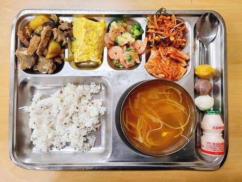 with a yakult too! so yum Korean School Food Tray, Korean Canteen School, Korean School Lunch Tray, Korean School Food, Korean School Lunch, School Cafeteria Food, Hospital Food, Korean School, Cafeteria Food