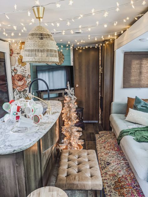 Christmas Van Life, Fall Camper Decor Ideas, Christmas In A Camper, Christmas Camper Decor, Camper Christmas Decorations, Rv Christmas Decorations, Camper Decor Ideas, Rv Christmas, Cozy Christmas Home