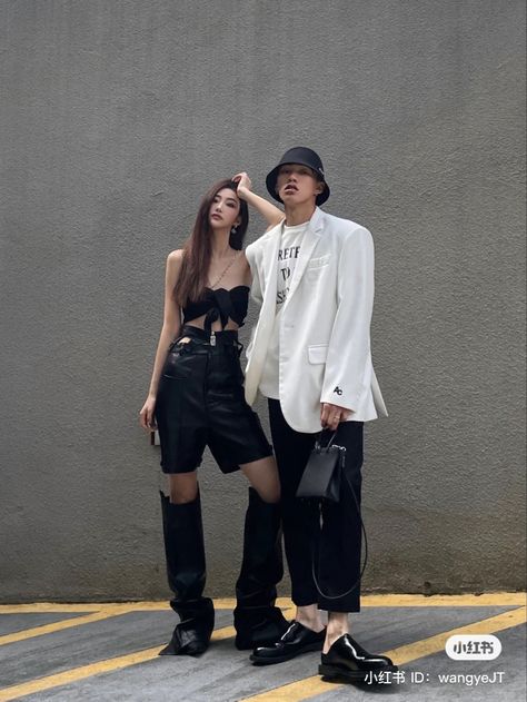 Couple Poses Fashion, Fashion Vocabulary, Friend Poses, Fashion Couple, School Fashion, Photoshoot Poses, Friend Pictures, Fashion Stylist, Photography Poses