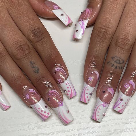 chelle da nail artist on Instagram: “Floral y2k set on @corinna.g 💜💖” Short Y2k Nails, Nails Acrylic Y2k, Y2k Nails Acrylic, Acrylic Nails Y2k, Nails Y2k, Long Acrylic Nail Designs, Minimal Nails, Y2k Nails, Really Cute Nails